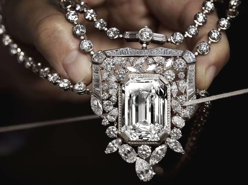 Chanel No 5? This necklace interprets the iconic perfume diamonds - CNA Luxury