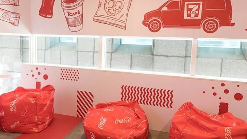 Cawangan pertama gabungan 7-Eleven dan Coca-Cola kini dibuka di Raffles Place
