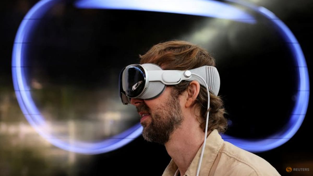 At hefty premium, Russian resellers hawk Apple Vision Pro goggles - Vimarsana News