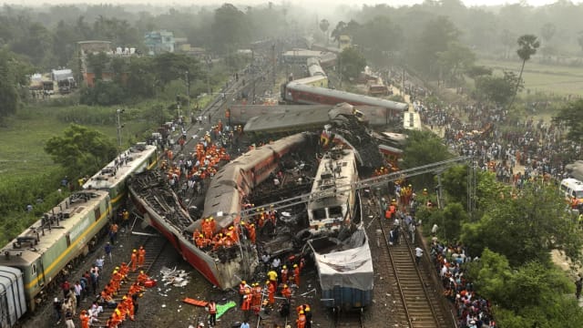 晨光|纸上风云：巨资提升系统 印度火车事故仍频传