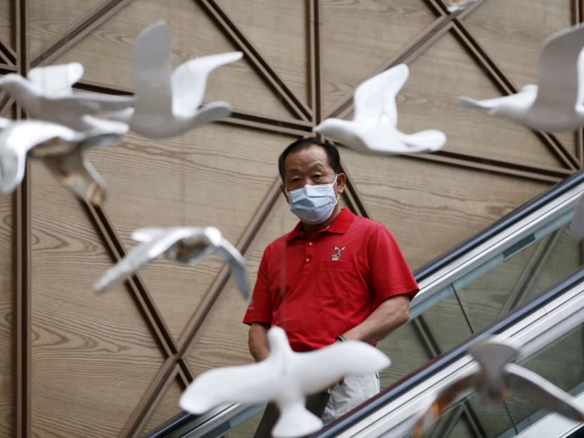 A man wearing a mask to prevent contracting Middle East Respiratory Syndrome (MERS) rides on an escalator in Seoul, South Korea, June 19, 2015. Reuters file photo