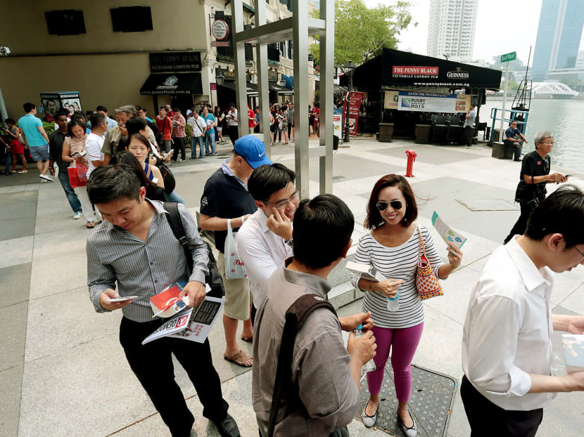 People lining up to get Chee Soon Juan’s autograph at Boat Quay after the SDP’s lunch time rally yesterday (Sept 7). Photo: Jason Quah