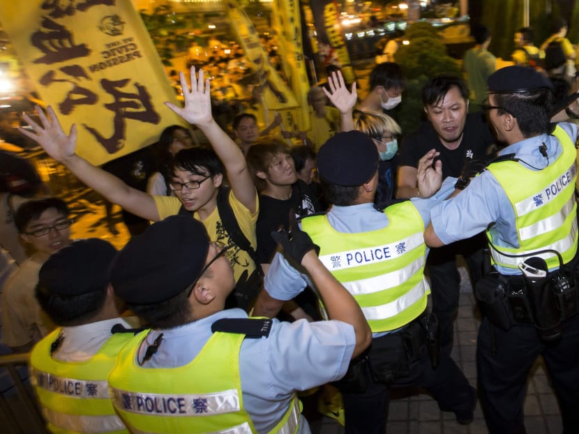 Pro-democracy activists clash with the police during a protest outside the hotel where China's National People's Congress Standing Committee Deputy General Secretary Li Fei is staying, in Hong Kong Sept 1, 2014. Photo: Reuters