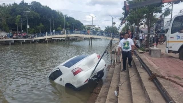 连人带车掉进池塘 泰国男子险遭淹没