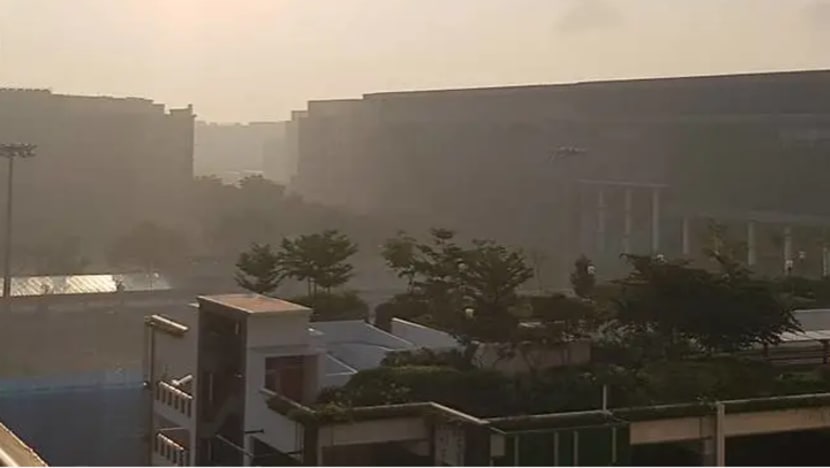 Bau asap di timur S'pura akibat kebakaran kambus tanah Johor