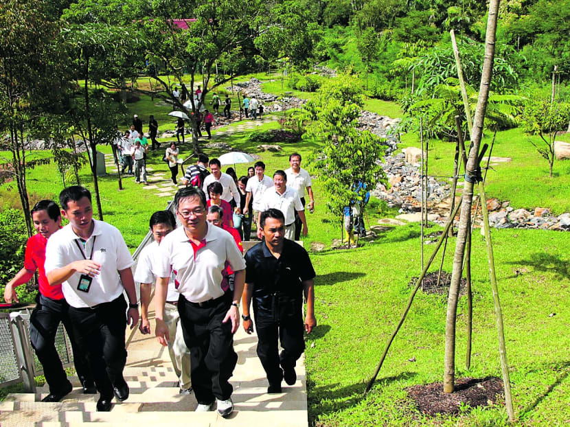 Health Minister Gan Kim Yong (centre) touring Jurong Eco-Garden. Photo: Don Wong