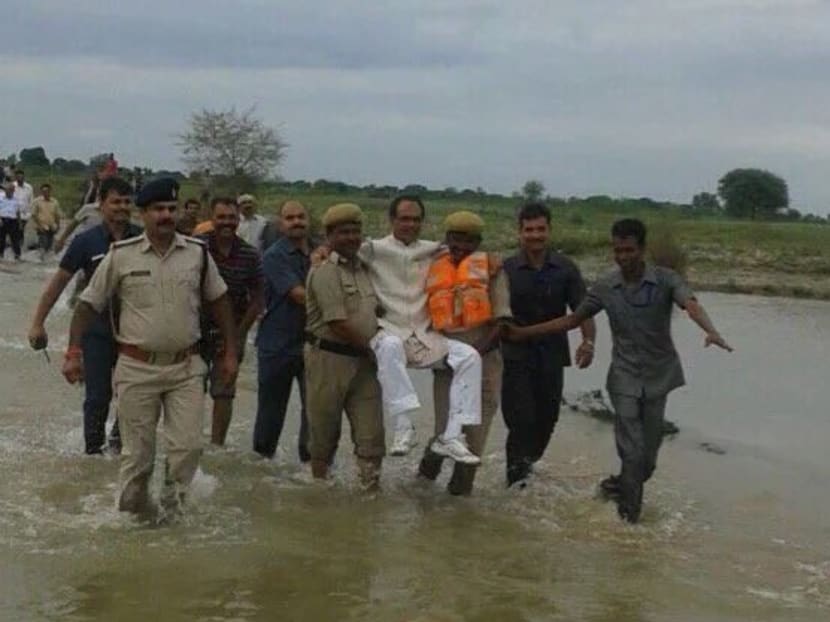 India politician Shivraj Singh Chouhan is being carried through ankle-deep muddy water, New Delhi, India, Aug 22, 2016. Photo: Twitter/@RD_justRD
