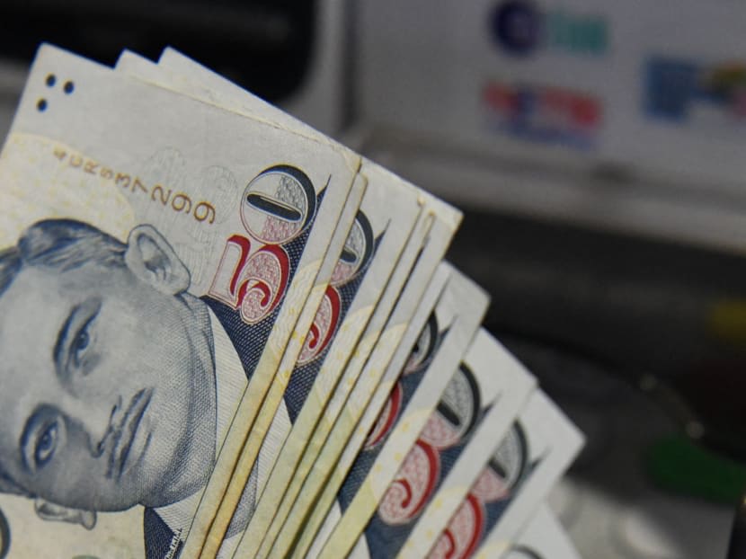 Ex-bank employee jailed 4 years for embezzling S$628,000 after falling prey to moneylending scam Ex-bank employee jailed 4 years for embezzling S$628,000 after falling prey to moneylending scam