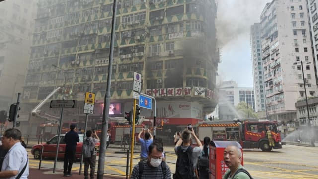 香港大楼失火五死者其中一人疑坠楼亡 伤者包括中国籍人士
