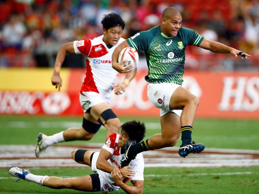 South Africa's Zain David's evading a tackle from Japan's Kosuke Hashino during Saturday's HSBC Singapore Sevens. Photo: Reuters. All photos: Reuters/Getty