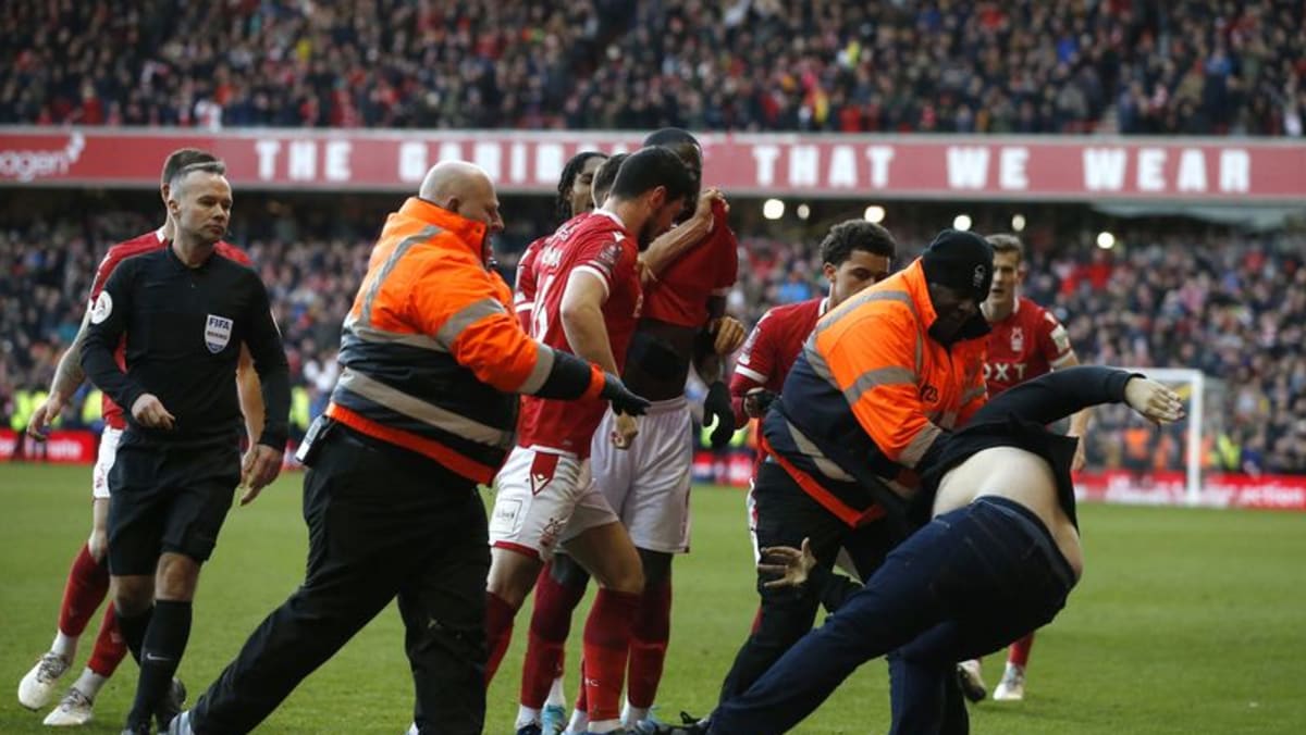 Fan Leicester didakwa melakukan penyerangan setelah insiden Forest
