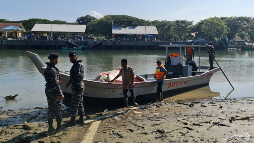 Indonesia navy ship tows boat with Rohingya refugees to port Indonesia navy ship tows boat with Rohingya refugees to port