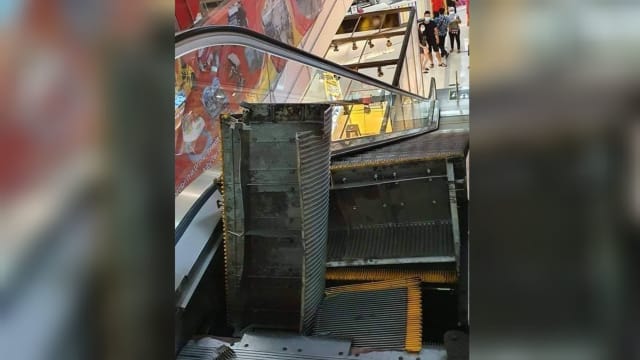 马国商场电动扶梯台阶板卷起 吓坏顾客