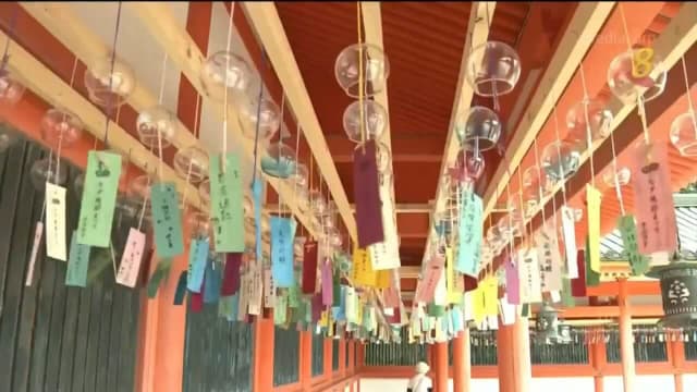 日本京都平安宫举行七夕风铃节 让公众写下心愿挂铃铛
