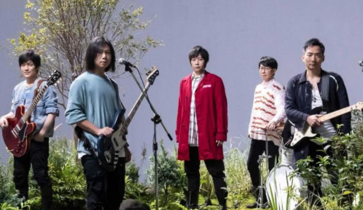 Taiwanese Band Mayday Accused Of Making Extras In Music Video Stand In The Rain For Hours 