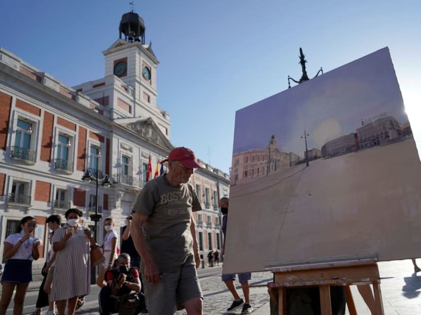 Art lovers flock to see master Antonio Lopez paint on Madrid square Art lovers flock to see master Antonio Lopez paint on Madrid square