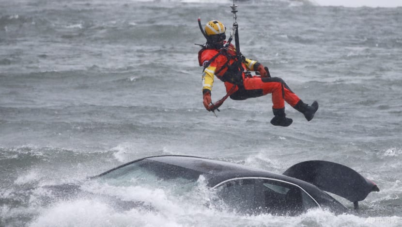 Coast Guard diver pulls body from car above Niagara Falls Coast Guard diver pulls body from car above Niagara Falls