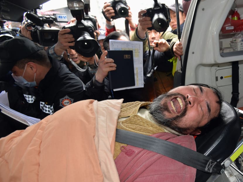 Kim Ki-jong, a member of a pro-Korean unification group who attacked the U.S. ambassador to South Korea Mark Lippert at a public forum, is carried on a stretcher off an ambulance as he arrives at a hospital in Seoul March 5, 2015. Photo: Reuters