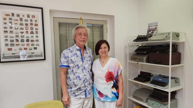 【步步追踪】退休后勇于创业 六旬夫妻开设本地首家打字机使用空间
