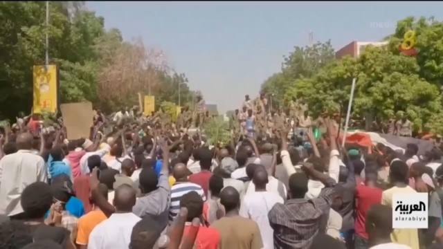 苏丹暴发军事政变 示威者要求军方释放总理