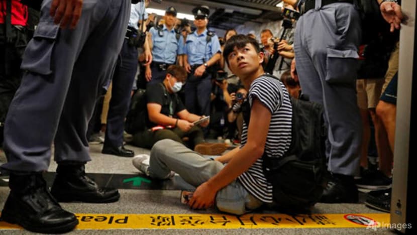 Anti-government protesters disrupt Hong Kong's MTR train services during morning rush Anti-government protesters disrupt Hong Kong's MTR train services during morning rush