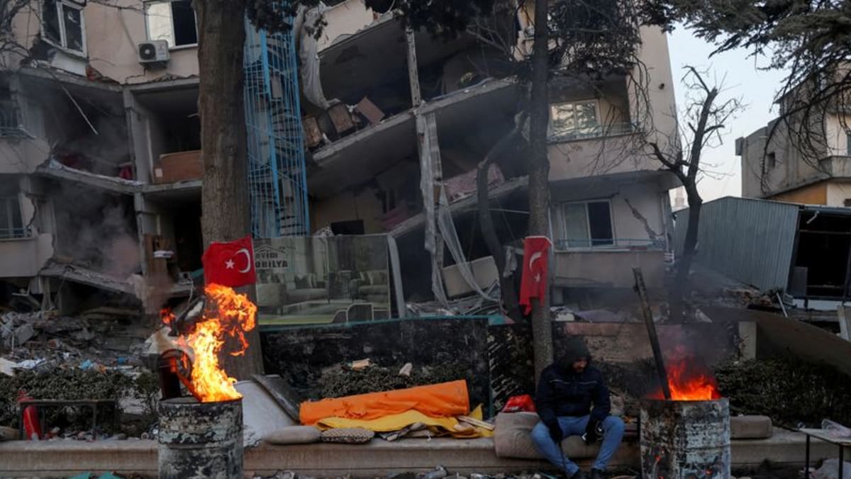Tiga wanita, dua anak diangkat dari reruntuhan di Türkiye, sebagian bantuan mencapai Suriah