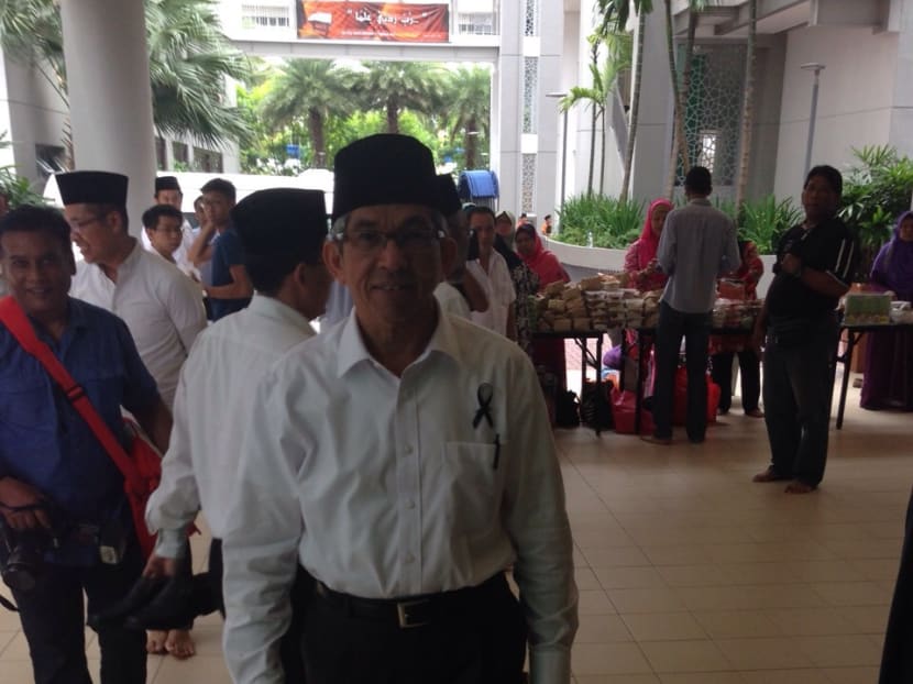 Dr Yaacob Ibrahim arrives for Friday prayers at Muhajirin Mosque in Toa Payoh. Photo: Yvonne Lim/TODAY