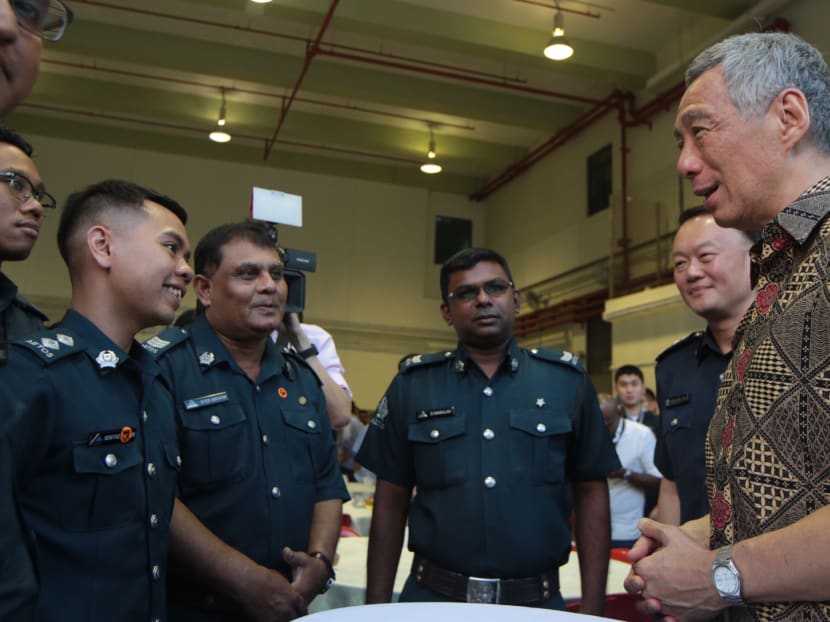 Prime Minister Lee Hsien Loong mingles with AETOS officers at an iftar session at Tanglin Police Division on June 20, 2017. Photo: Jason Quah/TODAY