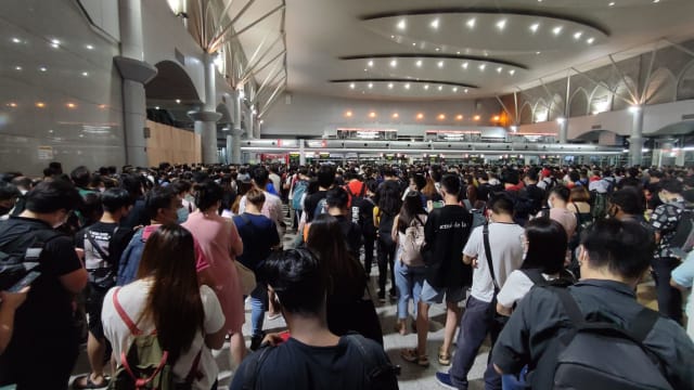 新山关卡拥堵引民怨 柔政府探讨让外国人使用自动通关