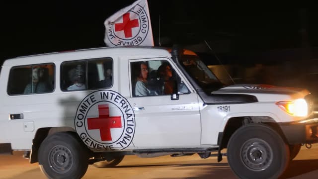 数十名哈马斯掳走的前人质和其亲属起诉红十字会