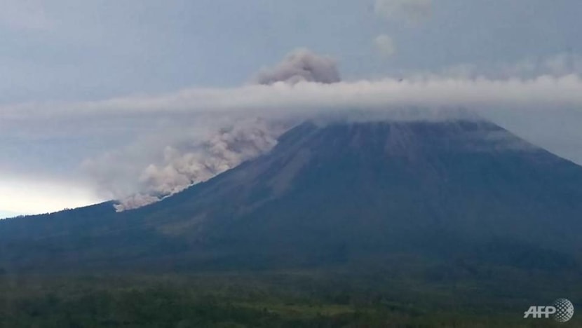 Thousands flee as activity in Indonesian volcanoes increases Thousands flee as activity in Indonesian volcanoes increases