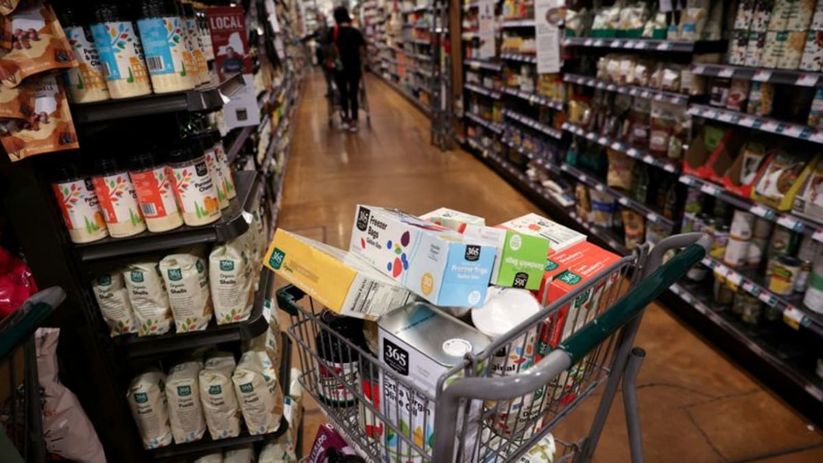Dunia berada pada peningkatan risiko resesi karena inflasi yang menghantam konsumen