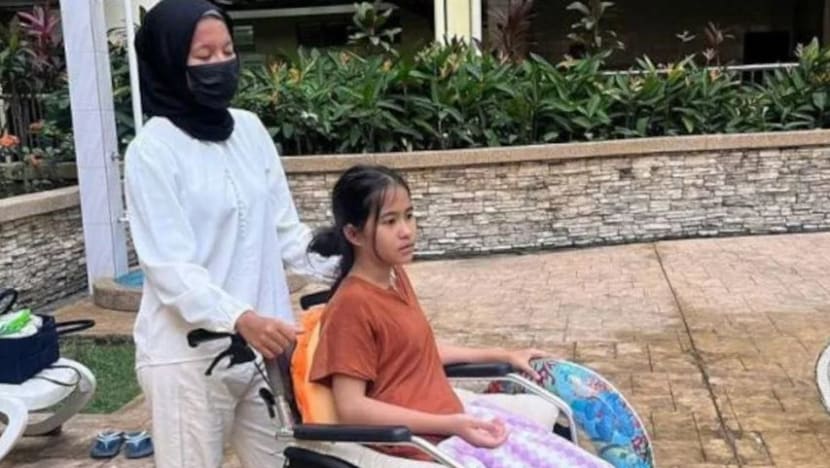Gara-gara ditarik kerusi semasa lakukan 'prank', pelakon cilik M'sia kini tidak boleh berjalan Gara-gara ditarik kerusi semasa lakukan 'prank', pelakon cilik M'sia kini tidak boleh berjalan