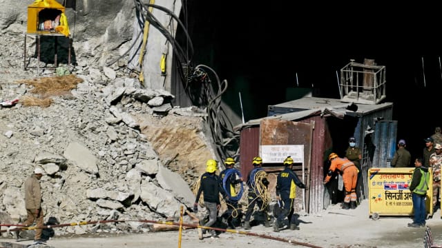 挖掘机受损 印度隧道工人救援一度延误六小时