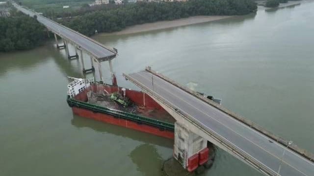 中国广州大桥被船只撞击后断裂 桥上有车辆落水
