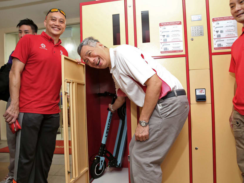 PM Lee Hsien Loong (centre) viewing the PMD lockers at Cheng San Community Club. Photo: Wee Teck Hian