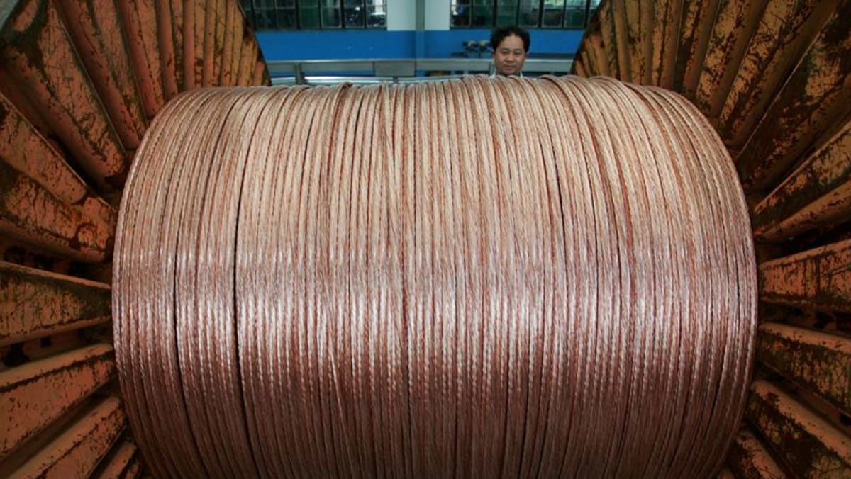 Dokter Copper menyatakan sakit di Tiongkok karena pembuat logam mengurangi produksinya