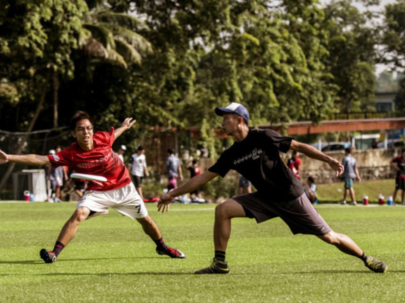Chiang Tian Loon (left) from the Singapore men’s national team blocking off a throw from an opponent. Could ultimate frisbee become an exhibition sport at the 2017 SEA Games? Photo: Terry Tan