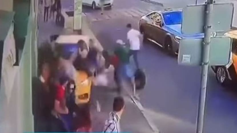Pemandu teksi rempuh 7 orang di laluan pejalan kaki selepas kerja 20 jam