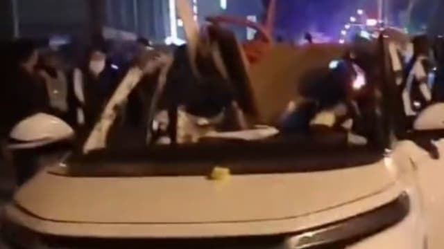 中国湖南休旅车行驶中爆炸 车顶被炸飞