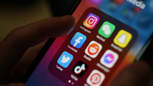 Commentary: What are the long-term effects of quitting social media? Almost nobody can log off long enough to find out