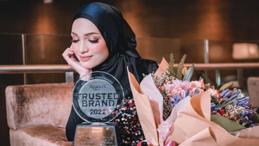 Amyra Rosli dipilih sebagai Pengacara TV Paling Dipercayai Amyra Rosli dipilih sebagai Pengacara TV Paling Dipercayai