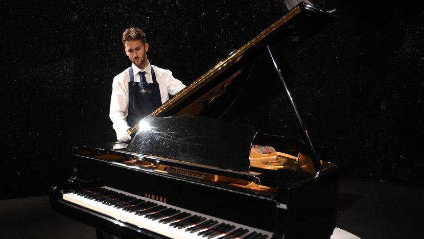 Piano milik Freddie Mercury dilelong pada harga £1.74 juta