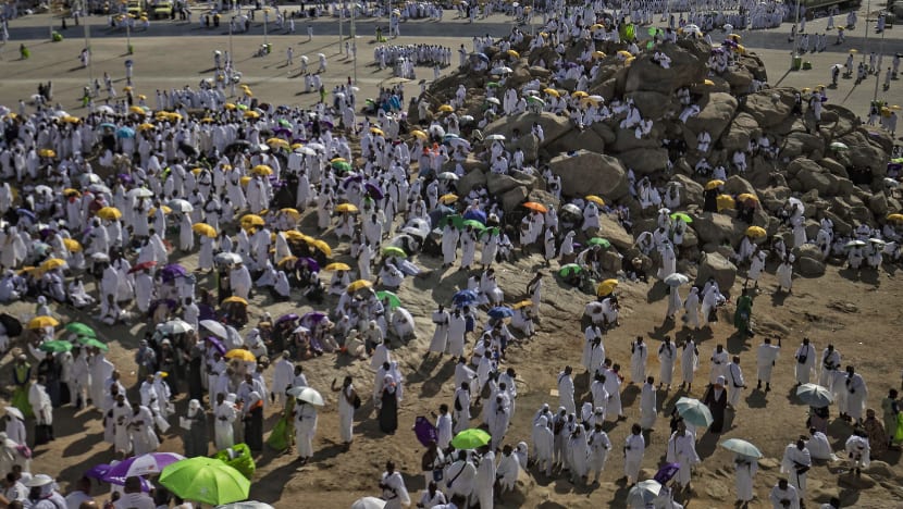 Jemaah wukuf di Arafah untuk kemuncak Haji 