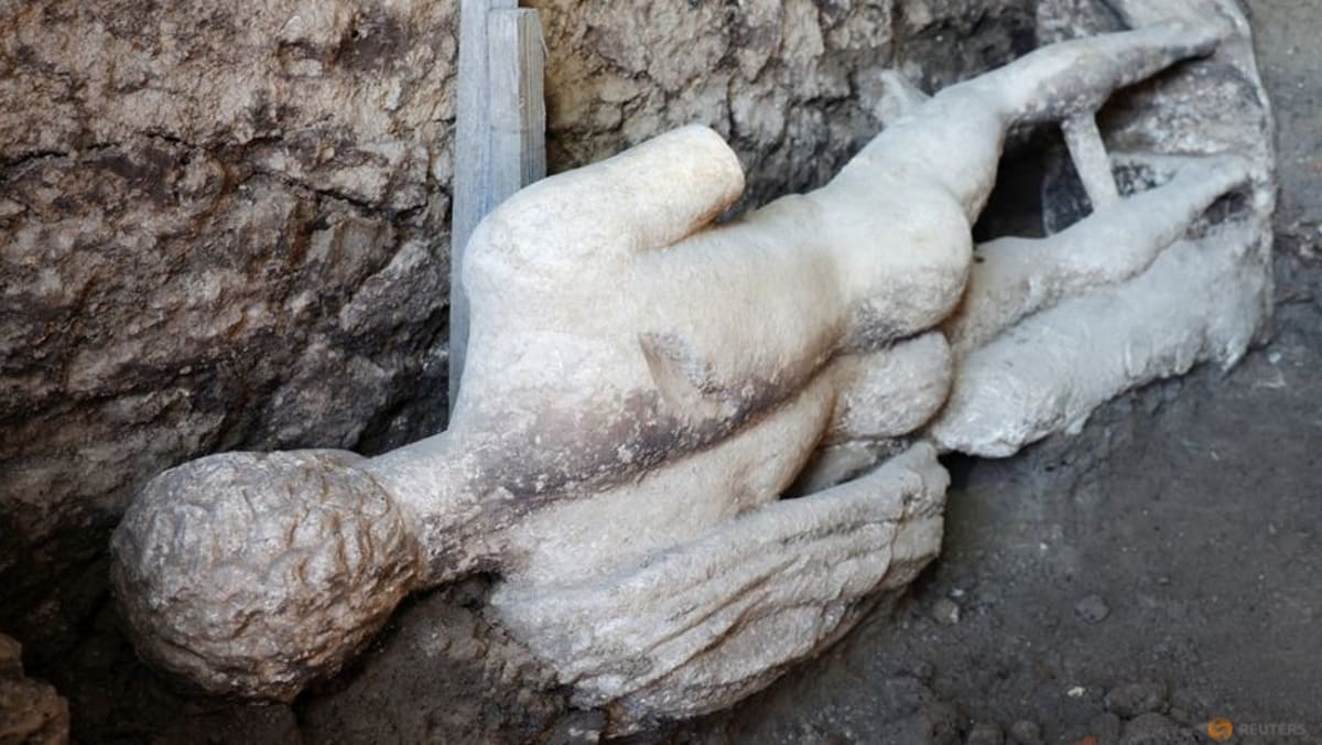 Български археолози откриха мраморен бог в древна римска канализация