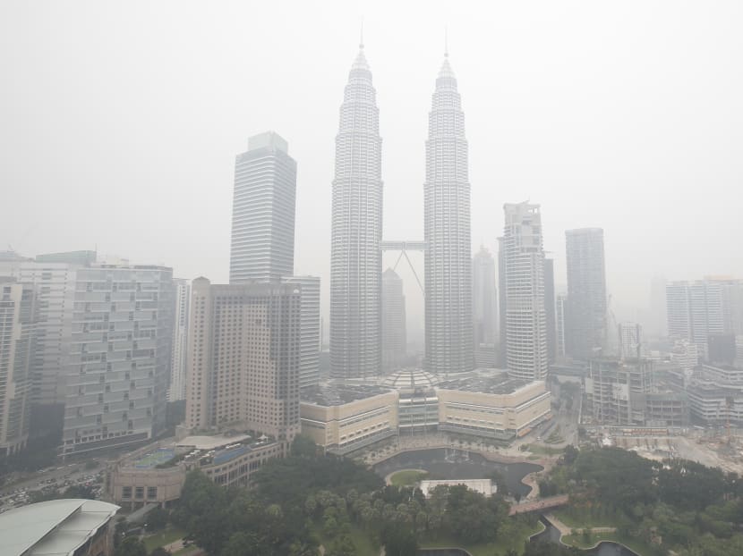 Malaysia's landmark building, Petronas Twin Towers, center, and other commercial buildings are seen shrouded with haze in Kuala Lumpur, Malaysia, Oct 20, 2015. Photo: AP