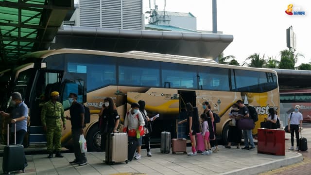 新马陆路VTL巴士抵达马国 大批媒体高呼欢迎回国