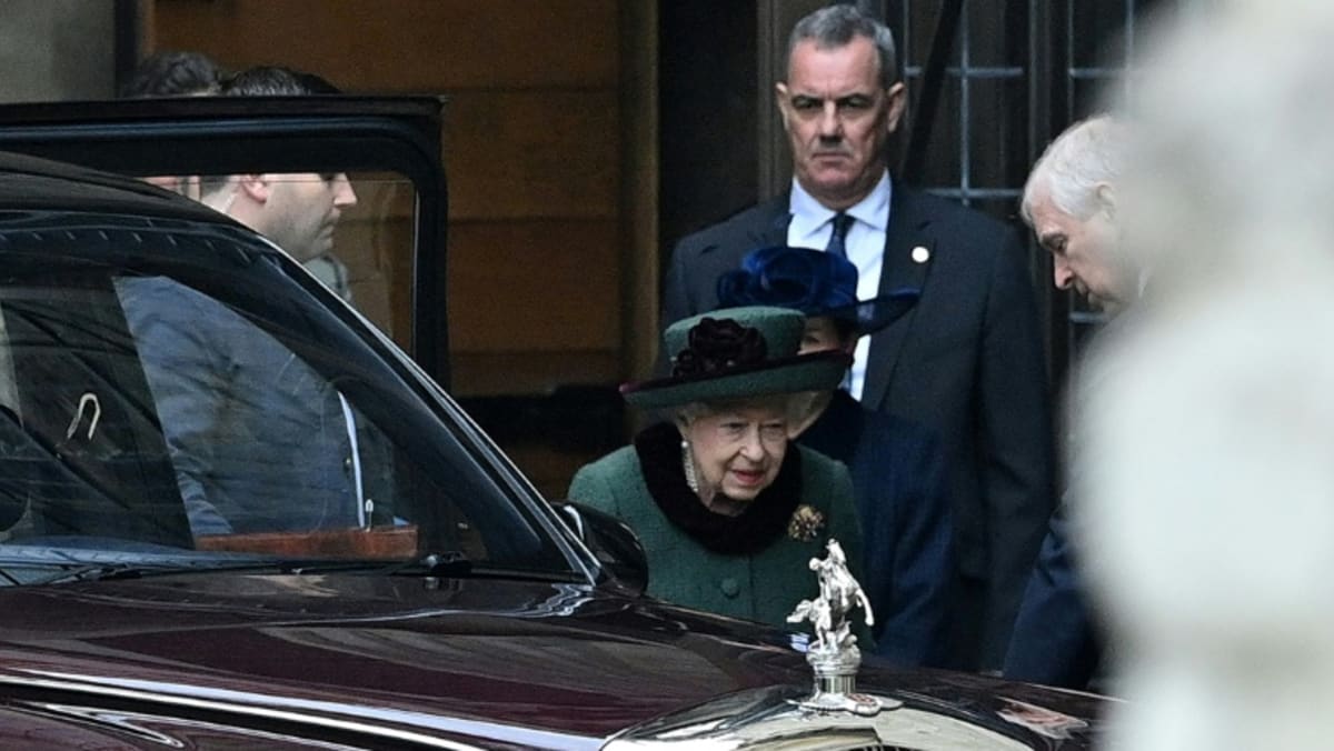 Ratu memimpin para bangsawan untuk memberi penghormatan kepada Pangeran Philip setelah masalah kesehatan