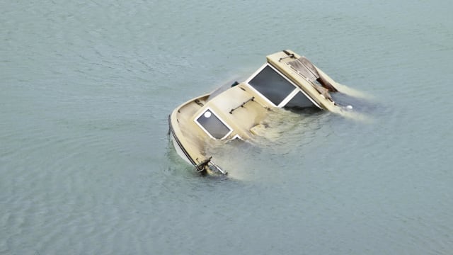 印尼一艘载有非法移民船只沉没 至少两人死 26人失踪