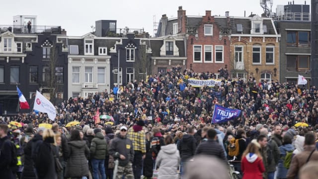 荷兰人示威 抗议防疫封锁行动和疫苗接种计划 